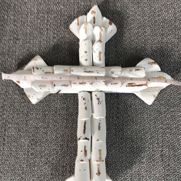 Handcrafted whitewashed wood cross on a metal rod - Picture 7 of 9
